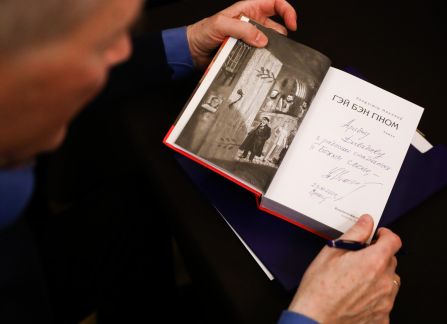 Uładzimir Niaklajeu skkłada autograf